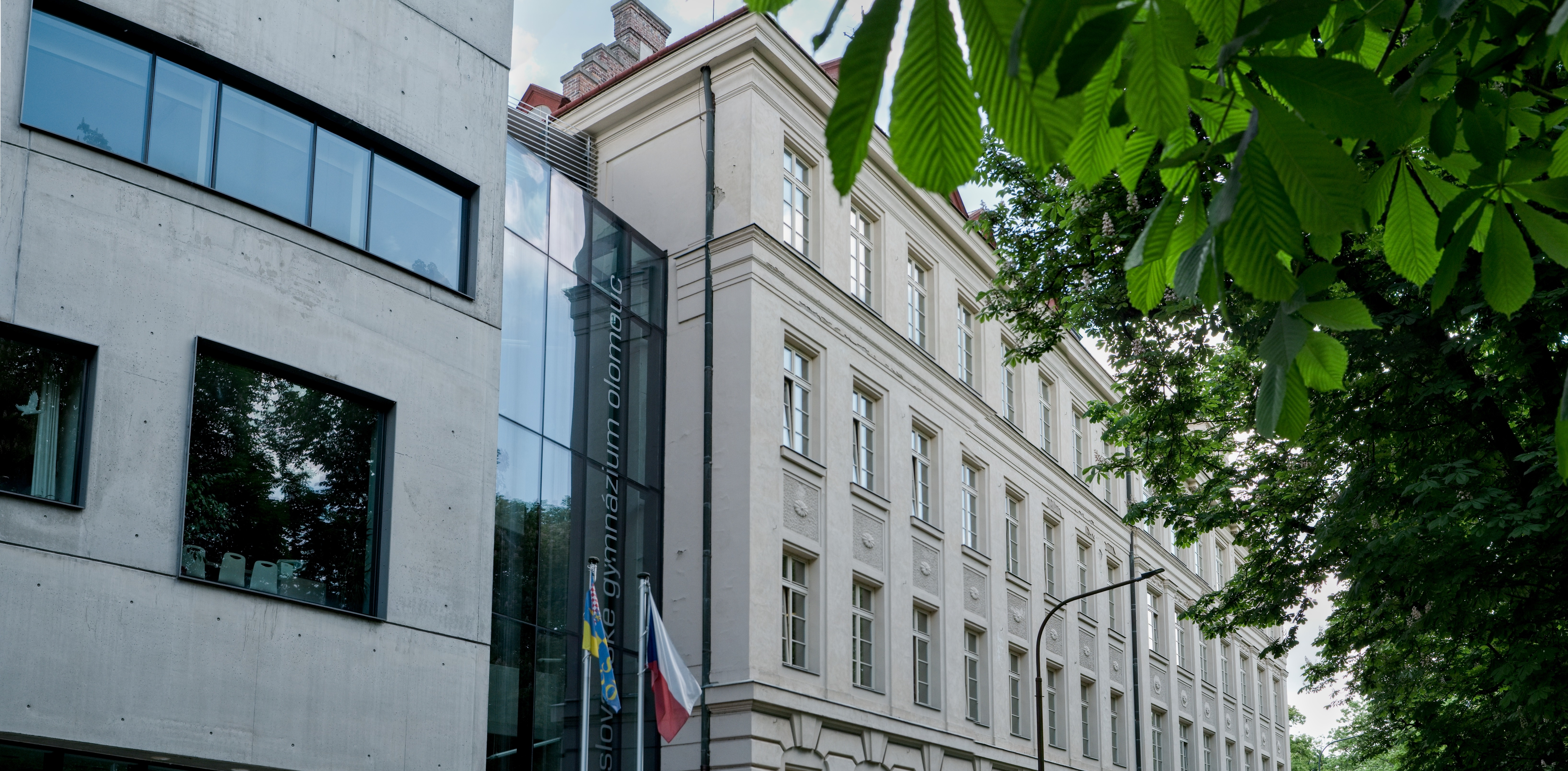Čelní pohled na školu
